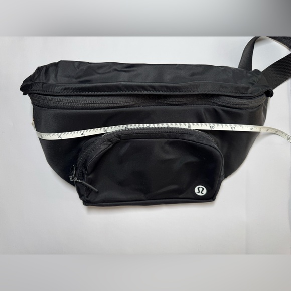 NWOT Lululemon The Rest Is Written Belt Bag – Black, 3L - Picture 4 of 5